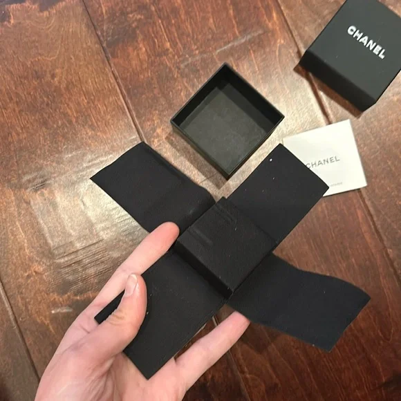 Chanel Earring Box - Picture 3 of 5